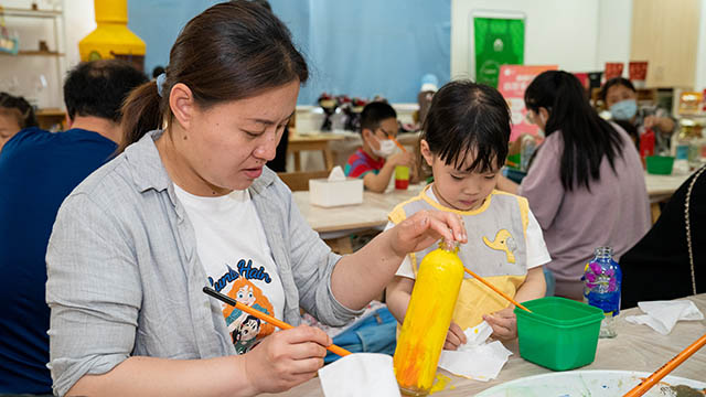 （與爸爸媽媽一起做手工、包粽子）